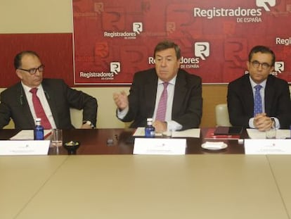 De izquierda a derecha, Manuel Ballesteros, registrador mercantil central; Gonzalo Aguilera, decano-presidente del Colegio de Registradores; Javier G&oacute;mez G&aacute;lligo, director general de los Registros y del Notariado; y Jos&eacute; Miguel Masa, registrador mercantil central y vocal de la Junta de Gobierno del Colegio de Registradores.