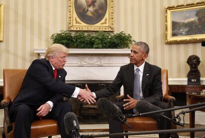 Barack Obama estrecha la mano a Donald Trump en el Despacho Oval, en la Casa Blanca, en Washington.
