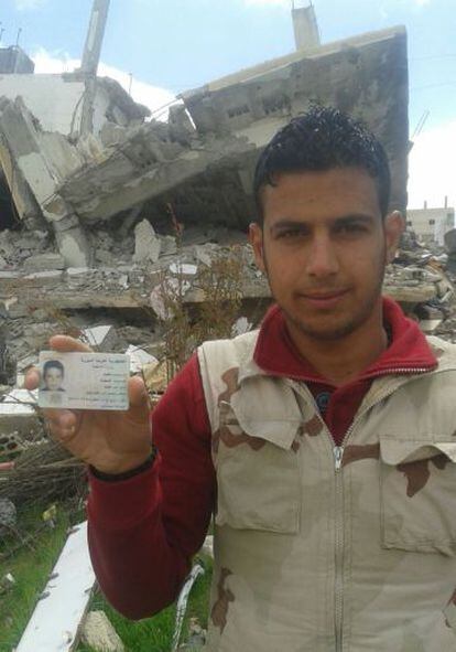 Muawiya Faisal Sayasneh, de 21 años, muestra su carné de identidad.