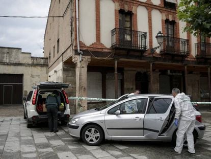 Agentes de criminalística de la Guardia Civil frente a la casa acordonada de la víctima de violencia machista Monika Asenova en la Plaza Mayor de Salas de los Infantes, en Burgos.