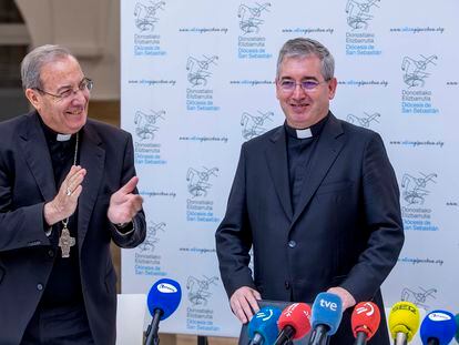 Fernando Prado comparece tras su nombramiento como obispo de San Sebastián mientras es felicitado por Francisco Pérez (derecha), arzobispo de Pamplona.