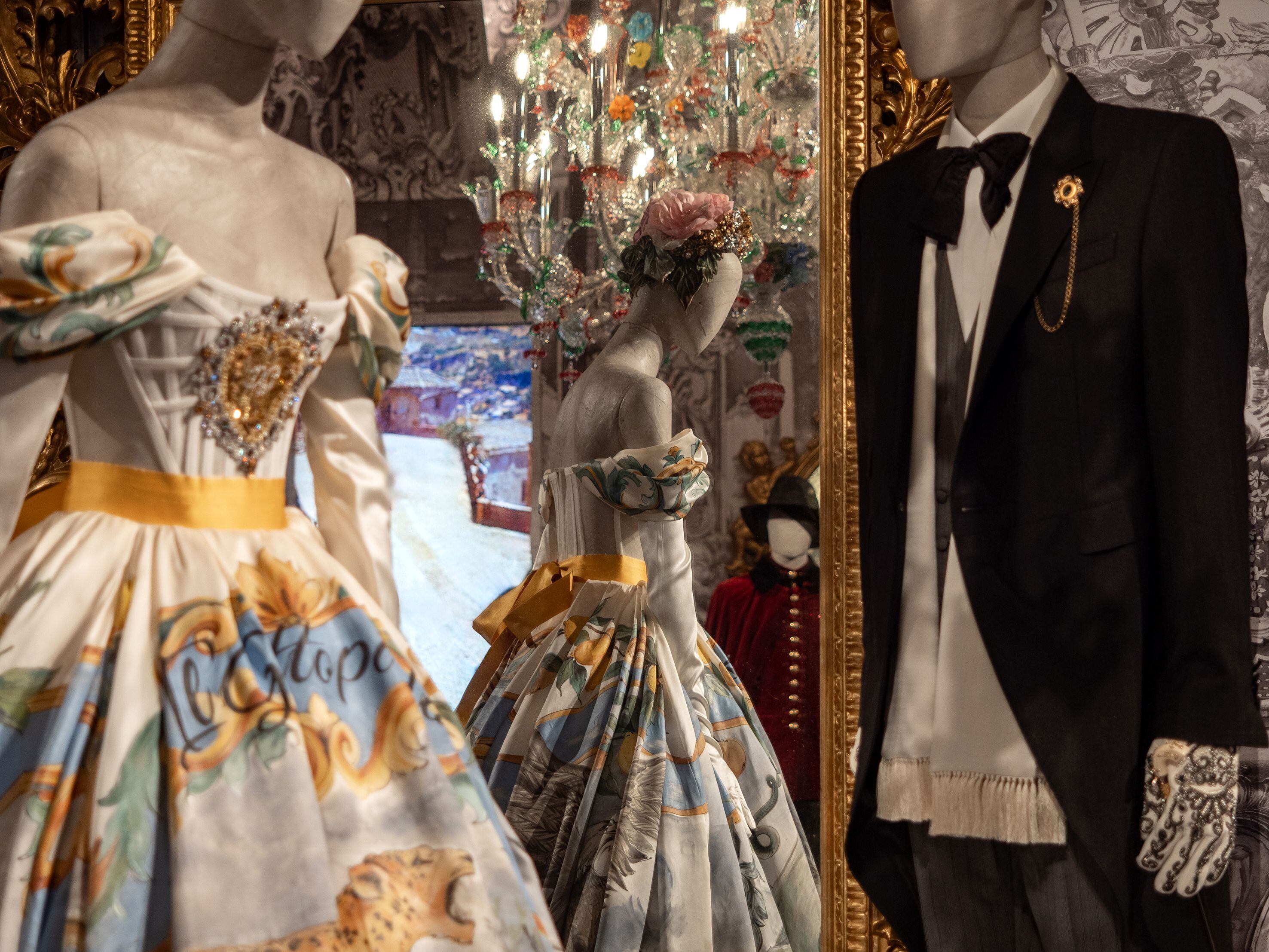 Una de las salas de la exposición 'Dolce & Gabbana: del corazón a las manos'.