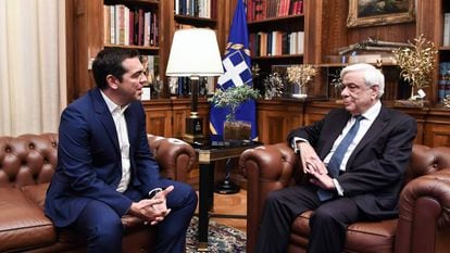 El primer ministro griego, Alexis Tsipras (i), y el presidente Prokopis Pavlópulos, este lunes en el palacio presidencial de Atenas.