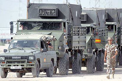 Soldados y vehículos militares del convoy de tropas españolas desplegadas en Diwaniya cruzan la frontera de Kuwait de regreso a casa.