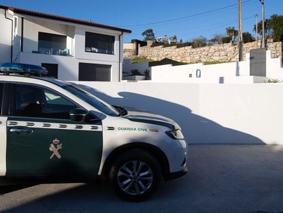 Un vehículo de la Guardia Civil en la vivienda del barrio residencial de Percibilleira, en la villa de Baiona, este lunes.