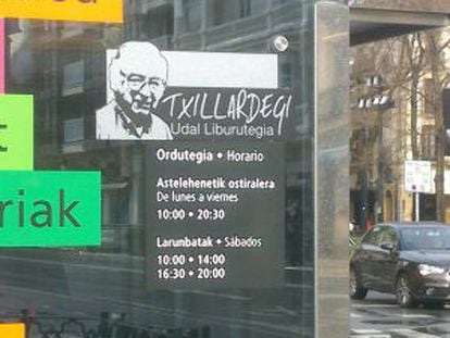 Imagen del cartel con el nombre de Txillardegi colocado en el acceso a la Biblioteca Central de San Sebastián.