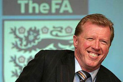 Steve McClaren sonríe en la rueda de prensa celebrada para anunciar su nombramiento como seleccionar de Inglaterra.