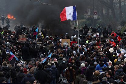 Manifestantes en la décima jornada de protestas contra la reforma de las pensiones de Macron, en París.