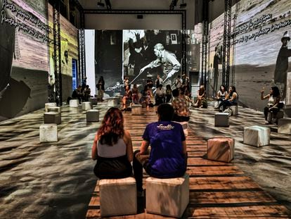 .Varias personas asisten a la presentación de la exposición 'Sorolla, una nova dimensió', una muestra inmersiva e interactiva que se exhibe en La Base de la Marina de Valencia.