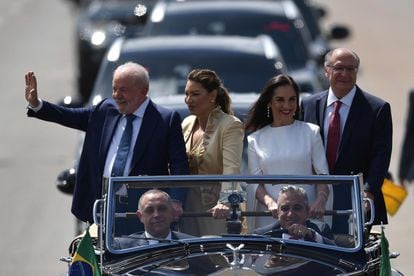 Lula da Silva, acompañado por su esposa, Rosangela Silva, el vicepresidente electo, Geraldo Alckmin, y la esposa de este, Maria Lucia Ribeiro Alckmin, en camino al Congreso de Brasil para la toma de posesión. 