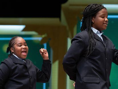 Dos alumnas del colegio de San Ildefonso de Madrid cantan un premio de la Lotería de Navidad, en el Teatro Real.