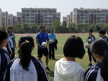 Víctor Campo dirige un entrenamiento en un colegio de Xiamen, China.