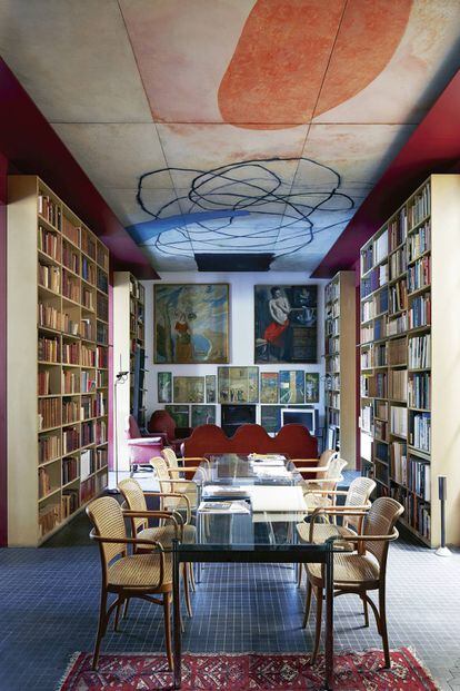 La biblioteca, amb una pintura de Pep Trujillo al sostre, feta amb trossos quadrats de tela. “És amic nostre i quan ens vam traslladar ens la va regalar”, explica Galí. Els quadres són de la col·lecció del seu avi, Francesc d’Assis Galí, professor de pintura de Joan Miró.