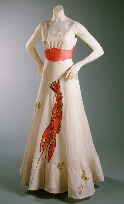 El Museo de las Artes Decorativa de París acogerá, del 6 de julio al 22 de enero, Shocking! El mundo surrealista de Elsa Schiaparelli, una retrospetiva de la modista italiana. Entre las 520 obras que componen la muestra se podrá ver, además de creaciones de la artista,  piezas de grandes amigos como Salvador Dalí, así como prendas de otros diseñadores en honor a ella. 
