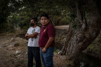 Manuel Alejandro Jimenez, derecha, junto a un canal de riego en Xoxocotla, esta semana. Al lado está Vidal De Dios, otro integrante del equipo del alcalde asesinado.
