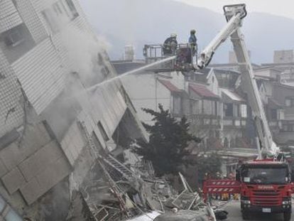 El seísmo del martes, de 6,4 grados y con epicentro cercano a la ciudad de Hualien, ha causado seis muertos y 256 heridos, según fuentes del Gobierno