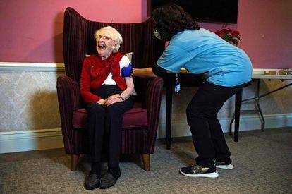 Ellen Prosser, de 100 años, recibe la vacuna de Oxford AstraZeneca en Londres el pasado 7 de enero.