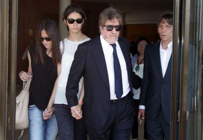 Su hija, Berta Díaz García Campoy (i), y su marido, el productor Andrés Vicente Gómez, a la salida del entierro de la periodista.