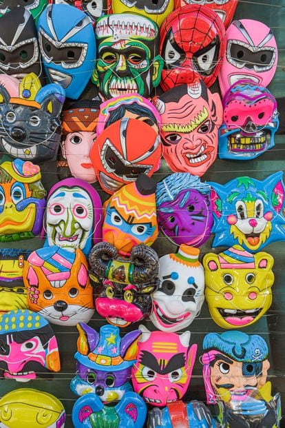 Máscaras en un puesto en el centro comercial de la calle de El Conde, en Santo Domingo.