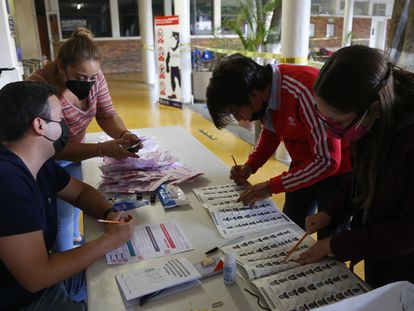 Funcionarios realizan el conteo de boletas de la consulta de revocación, en Guadalajara.