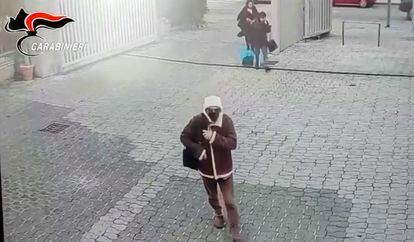 Imagen de video de los Carabineros de Matteo Messina Denaro, el lunes antes de su detención, en Palermo, Sicilia.