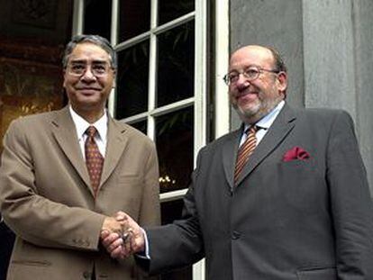 El ministro de Asuntos Exteriores belga, Louis Michel (a la derecha), saluda al primer ministro nepalí, Sher Bahadur, ayer en Brusleas.