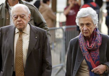 Jordi Pujol i Marta Ferrusola arribant a la Ciutat de la Just&iacute;cia, dimarts.