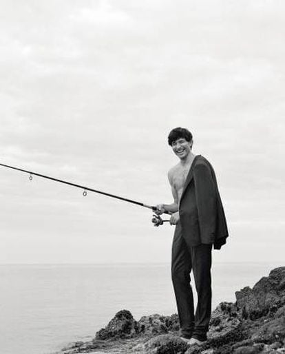 Fotografiar a Andrés Velencoso caña de pescar en mano luciendo un traje Dolce & Gabbana no es una tarea complicada. Lo difícil es que pase desapercibido entre sus vecinos.