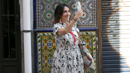 Sonia Taravilla, autora de la cuenta en Instagram y Twitter de "Un sereno de Madrid", ante los azulejos de la Bodega del Águila, en La Latina.