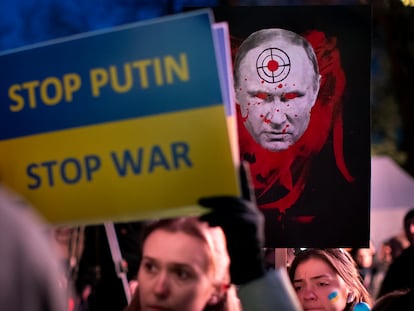 Un momento de la protesta organizada el martes en Vilnius frente a la Embajada de Rusia en Lituania.