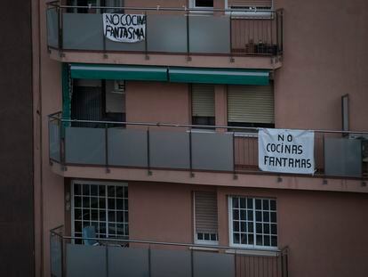 Protesta de los vecinos contra la implantación de una cocina fantasma en la calle Puigcerdà