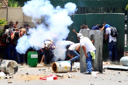 Estudiantes de la Universidad Agraria (UNA) protestan contra las reformas del Instituto Nicaragüense de la Seguridad Social (INSS) en Managua (Nicaragua), el 19 de abril de 2018.