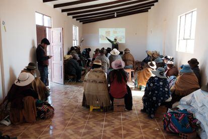 Sergio Vásquez explica a los miembros del Ayllu San Agustín los resultados de la acción popular interpuesta por la contaminación de las empresas mineras.