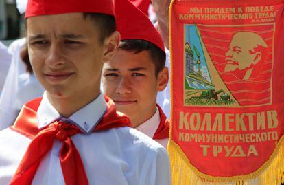 Participantes en el centenario de la organización juvenil de la URSS Pioneros, fundada por Lenin, durante un desfile en Sebastopol (en Crimea) el 19 de mayo; Moscú aprovechó la jornada para anunciar la creación de un nuevo movimiento dedicado a la juventud.