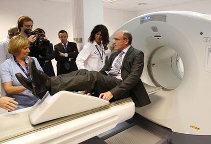 El consejero de Sanidad, Rafael Bengoa, prueba el explorador PET-CT del hospital de Cruces.