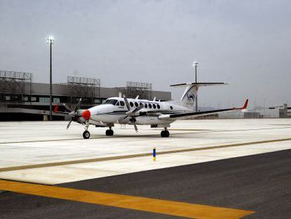 Una aeronave de verificaci&oacute;n en el aeropuerto de Covera (Murcia).