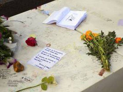 Fotografía facilitada por www.rutascervantes.es que muestra la tumba del escritor argentino Julio Cortázar en el cementerio parisino de Montparnasse.