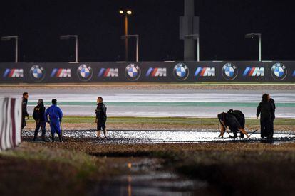 Miembros de Dorna y comisarios del circuito tratan de arreglar las escapatorias la noche del sábado.