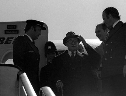 Claudio S&aacute;nchez-Albornoz, a su llegada a Madrid en 1976, tras 40 a&ntilde;os de exilio. A su izquierda, su hijo Nicol&aacute;s.