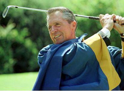 El golfista surafricano Gary Player hace un <i> swing </i>  ataviado con toga, tras recibir en 1999 el doctorado " Honoris Causa" en leyes por la Universidad de Dundee