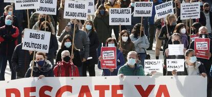 Cientos de hosteleros navarros concentrados el pasado jueves frente al Palacio de Navarra, sede del Gobierno foral para protestar por el mantenimiento del cierre del sector a causa de la pandemia del covid-19