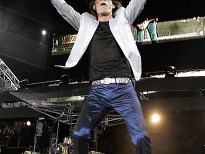 Mick Jagger demostró encontrarse en su habitual buena forma la madrugada de ayer en el Fenway Park de Boston, donde arrancó la nueva gira de los legendarios Rolling Stones.