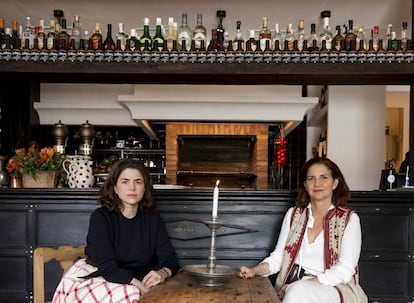 Mafalda Muñoz y Samantha Vallejo-Nágera (derecha), sentadas frente a la barra de Casa Taberna, en Pedraza (Segovia).
