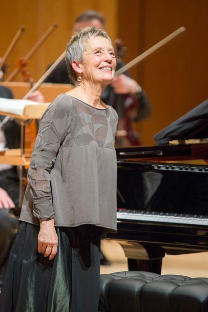 La pianista Maria João Pires recibe la ovación del público, el pasado martes en Zaragoza.