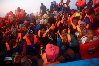 Desplazados eritreos, hacinados en la patera que ha rescatado este lunes la ONG Proactiva Open Arms en aguas libias.