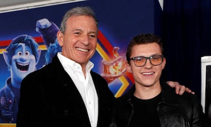 Robert Iger (a la izquierda) y Tom Holland, en la última premiere de Pixar en Los Ángeles.
