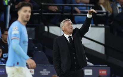 El entrenador del Real Madrid, Carlo Ancelotti, da instrucciones desde la banda. 