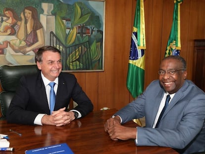 El nuevo ministro de Educación de Brasil, Carlos Alberto Decotelli, junto a Jair Bolsonaro.