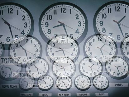 Relojes marcando la hora en diferentes ciudades del munod.