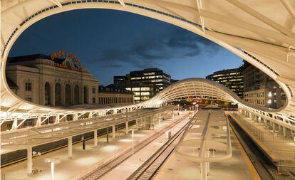 El estudio estadounidense SOM (Skidmore, Owings & Merrill) amplió y transformó la vieja estación de trenes de Denver (Colorado), de 1881, cuya fachada histórica se asoma en esta foto entre las sinuosas curvas de una estructura moderna. El elemento más vistoso del proyecto, inaugurado en 2012, es precisamente el gran espacio al aire libre que apreciamos. Cuenta con un esqueleto de acero cubierto por paneles de tela que se eleva hasta 21 metros con el fin de dar protección a los viajeros sin limitar la vista ni la entrada de luz.